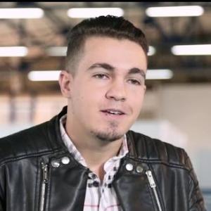 الكاتب المسرحي أكرم عتمة